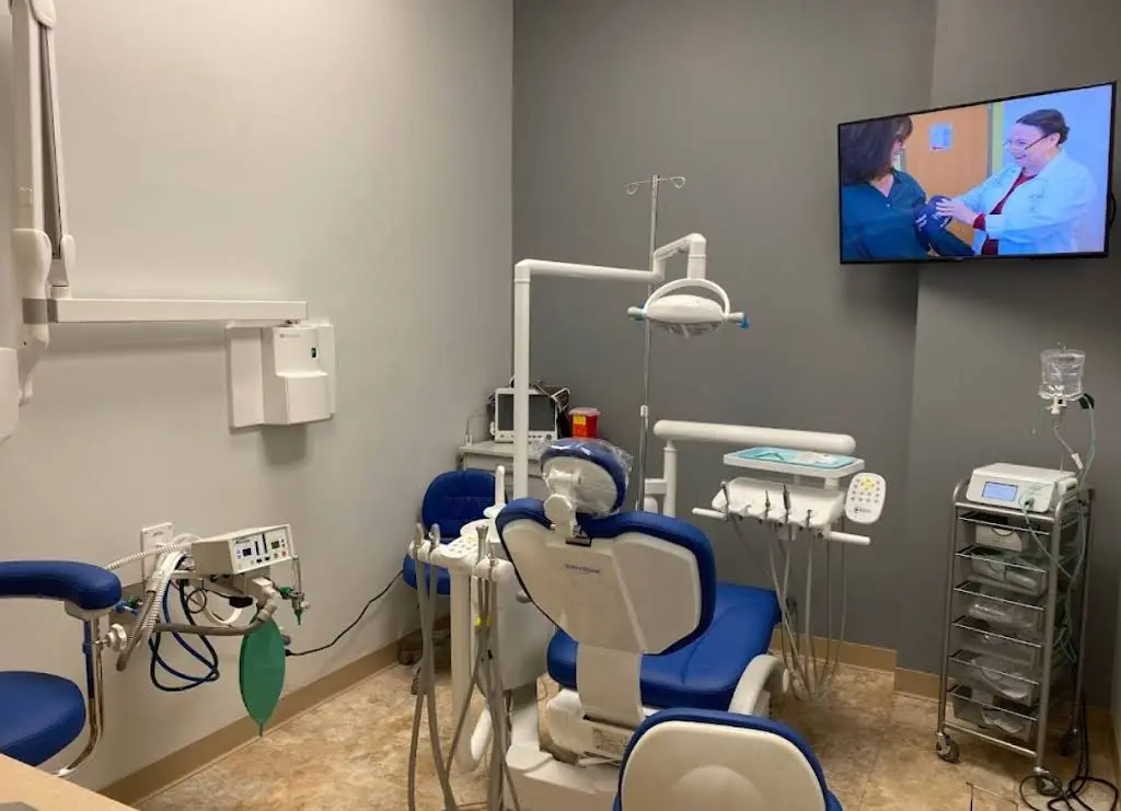 dentalimplantsedation.com - Professional dental clinic exterior with modern facilities