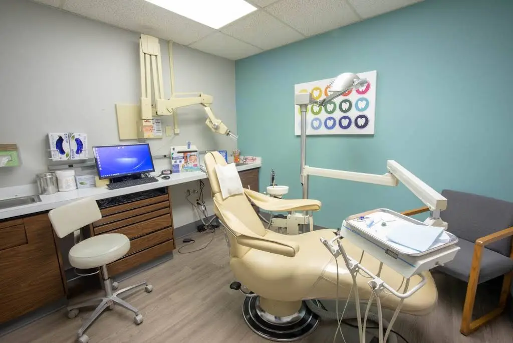 Hudec Dental - Professional dental clinic exterior with modern facilities