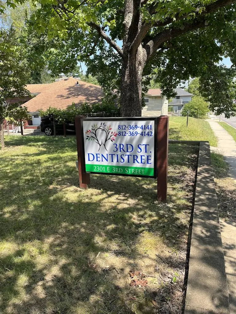 3rd St. Dentistree - Professional dental clinic exterior with modern facilities