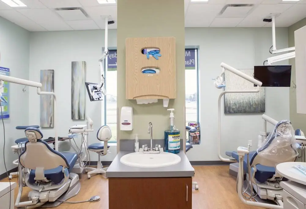Emergency Dentist 24/7 - Professional dental clinic exterior with modern facilities