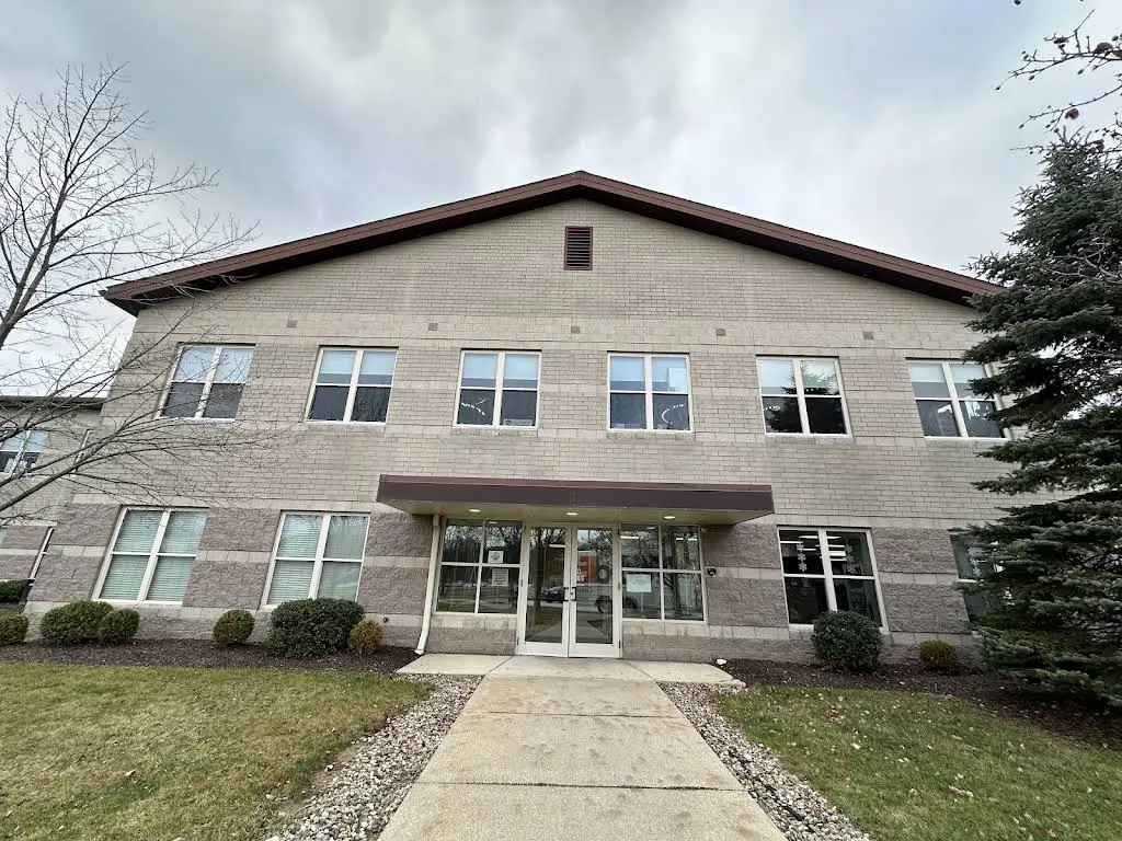 Royalton Dental Associates: Daniel Florian, DMD - Professional dental clinic exterior with modern facilities