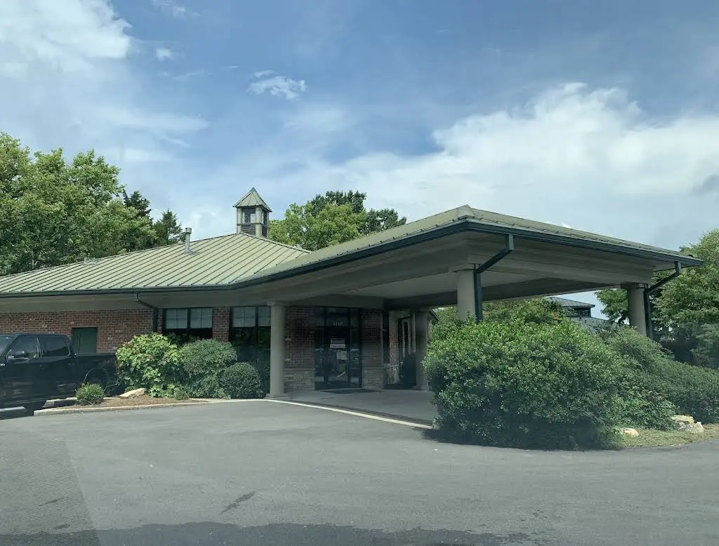 Knight Orthodontics - Professional dental clinic exterior with modern facilities