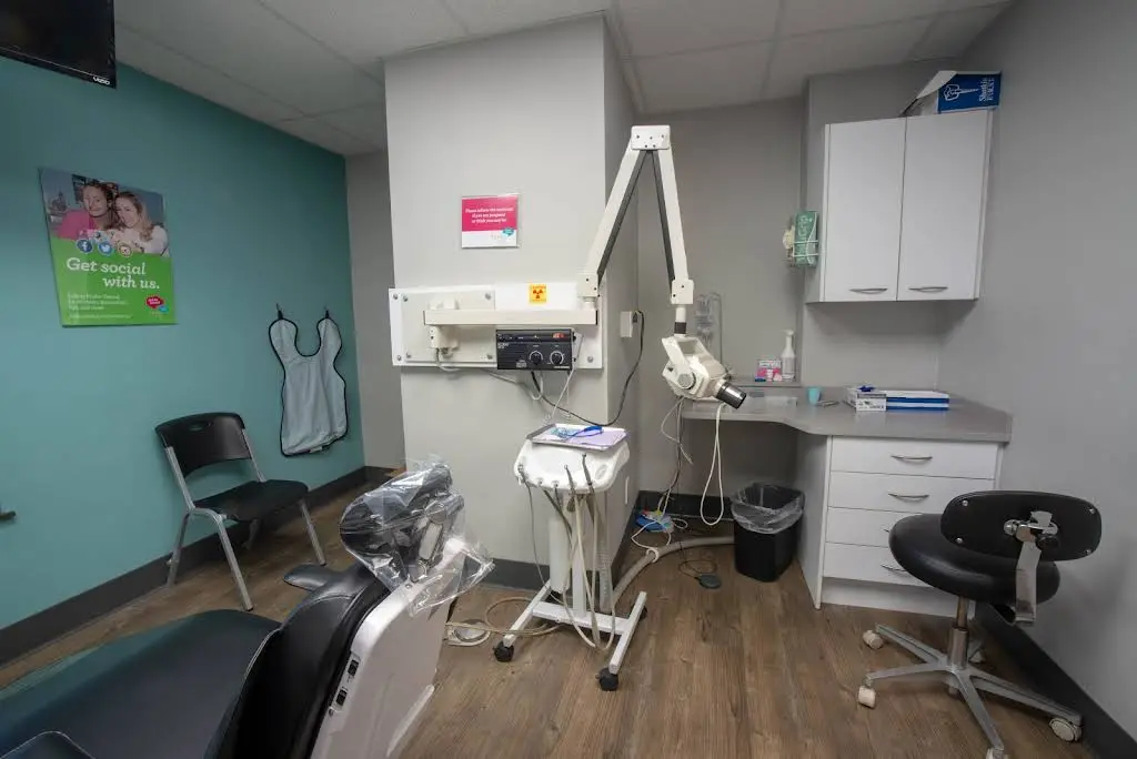 Hudec Dental - Professional dental clinic exterior with modern facilities