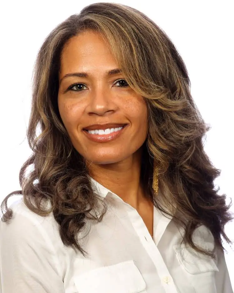 VIP Smiles: Dr. Lucia Johnson - Professional dental clinic exterior with modern facilities