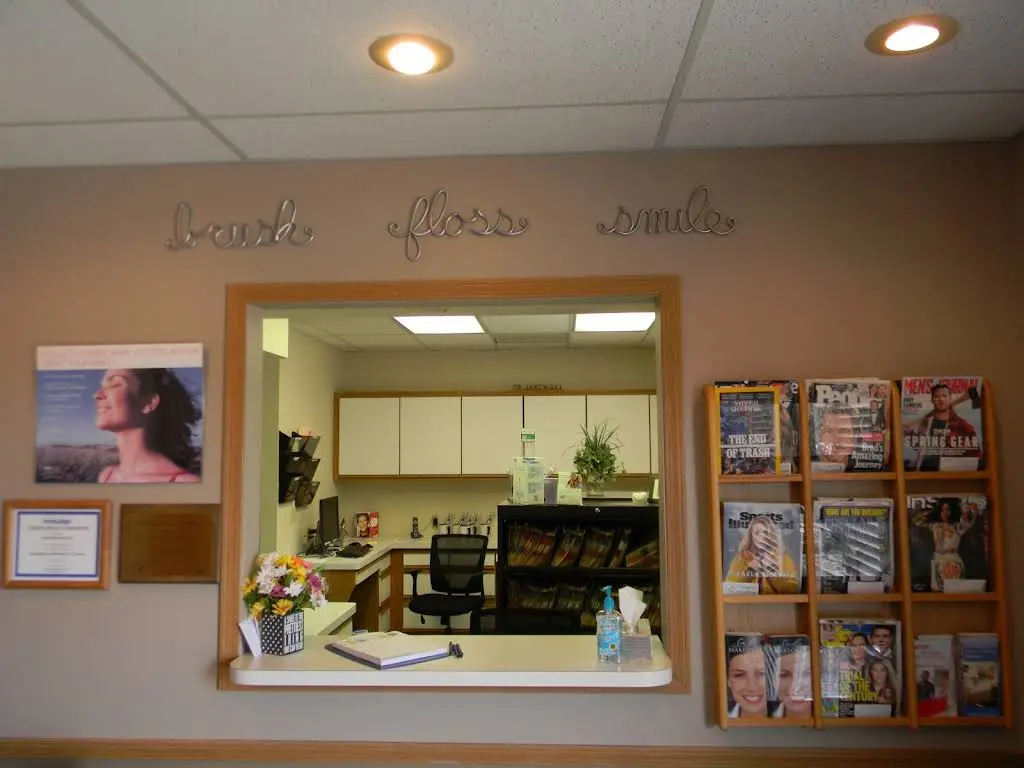 Janowski Dental - Professional dental clinic exterior with modern facilities