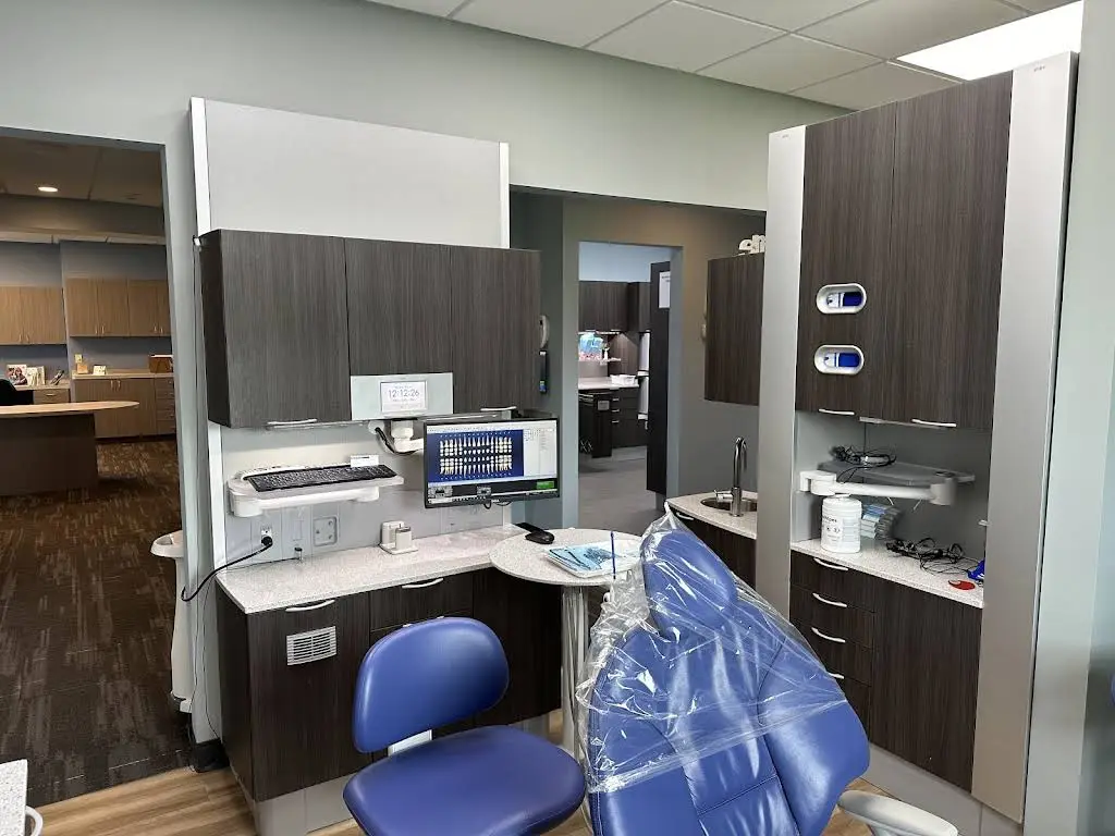 Chagrin Family Dental Care: Brian Hivick, DDS - Professional dental clinic exterior with modern facilities