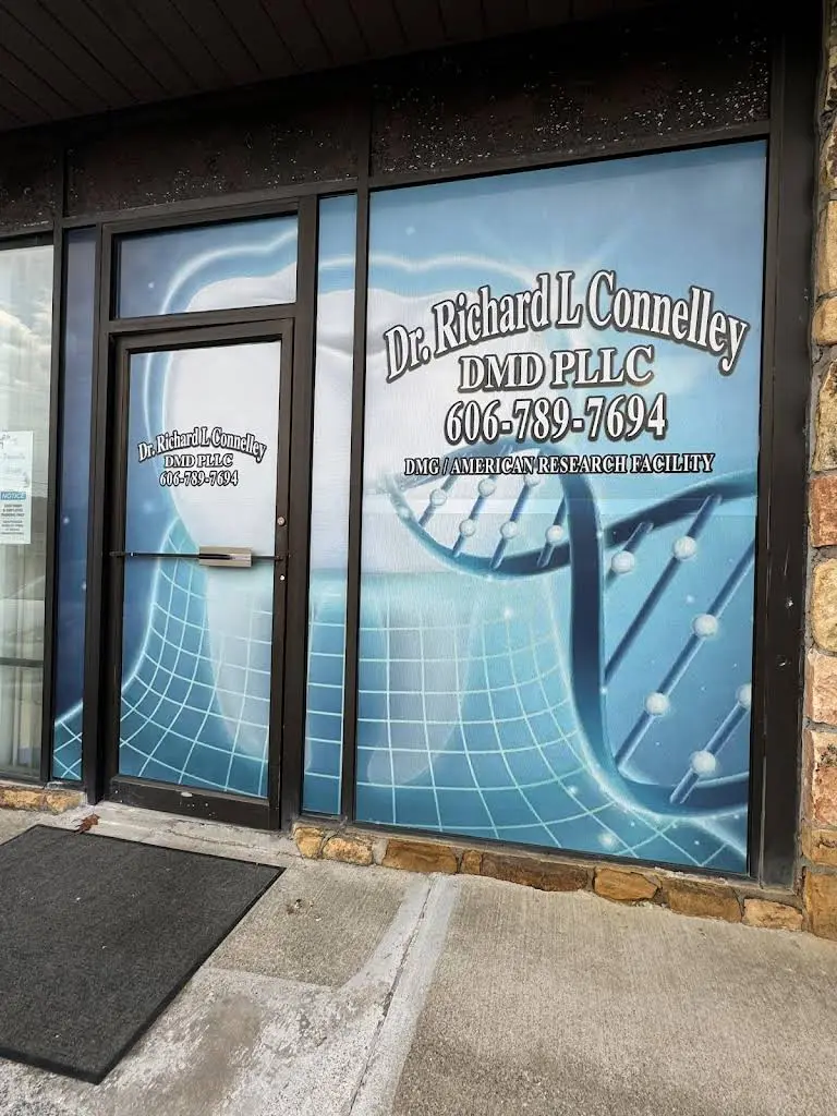 Family Dentistry Connelly & Higgins - Professional dental clinic exterior with modern facilities