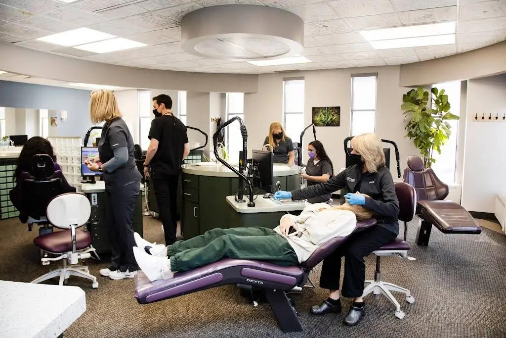 Fried & Roth Orthodontics - Professional dental clinic exterior with modern facilities