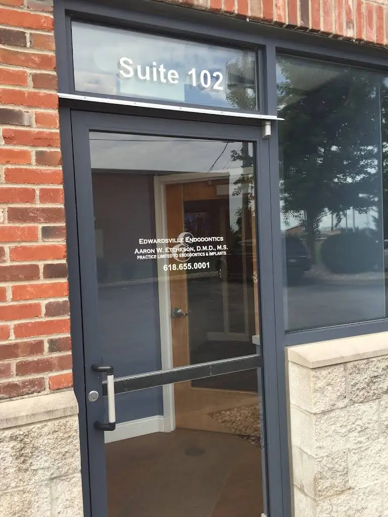 Edwardsville Endodontics - Professional dental clinic exterior with modern facilities