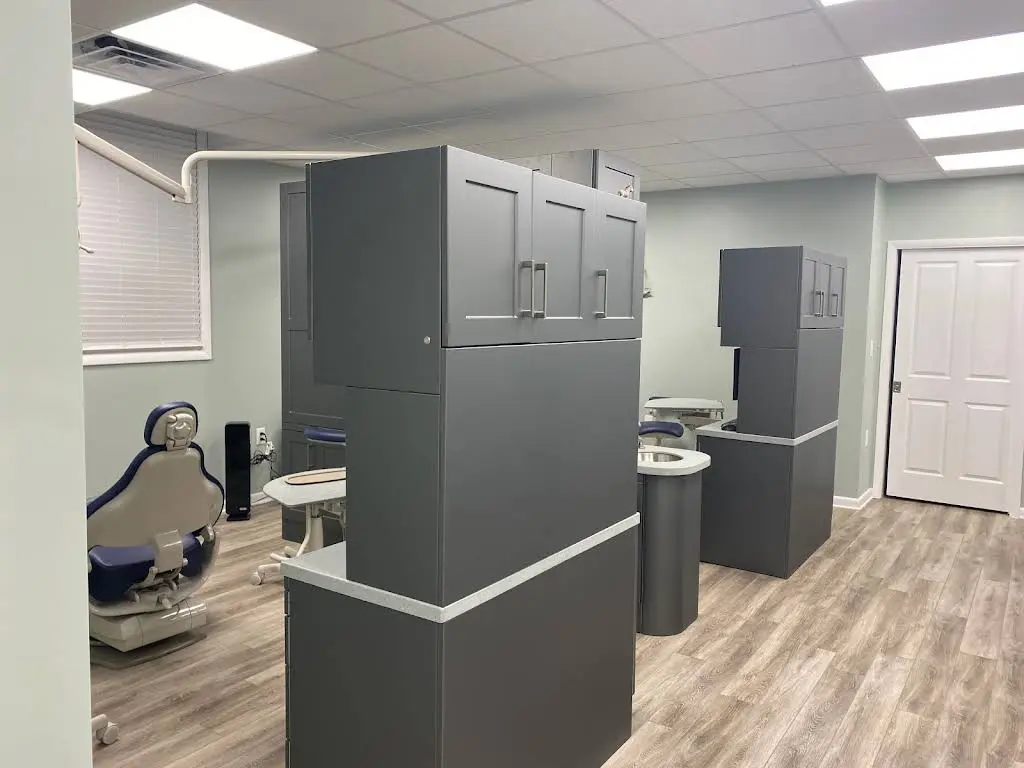 Lexington Smiles - Professional dental clinic exterior with modern facilities