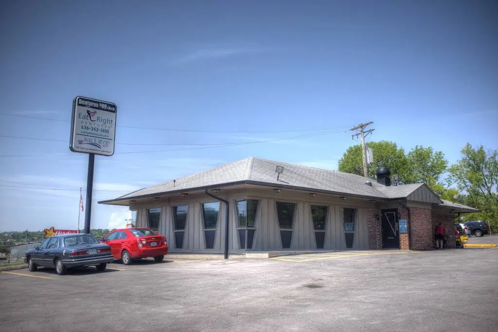 Eat Right Dentures - Professional dental clinic exterior with modern facilities