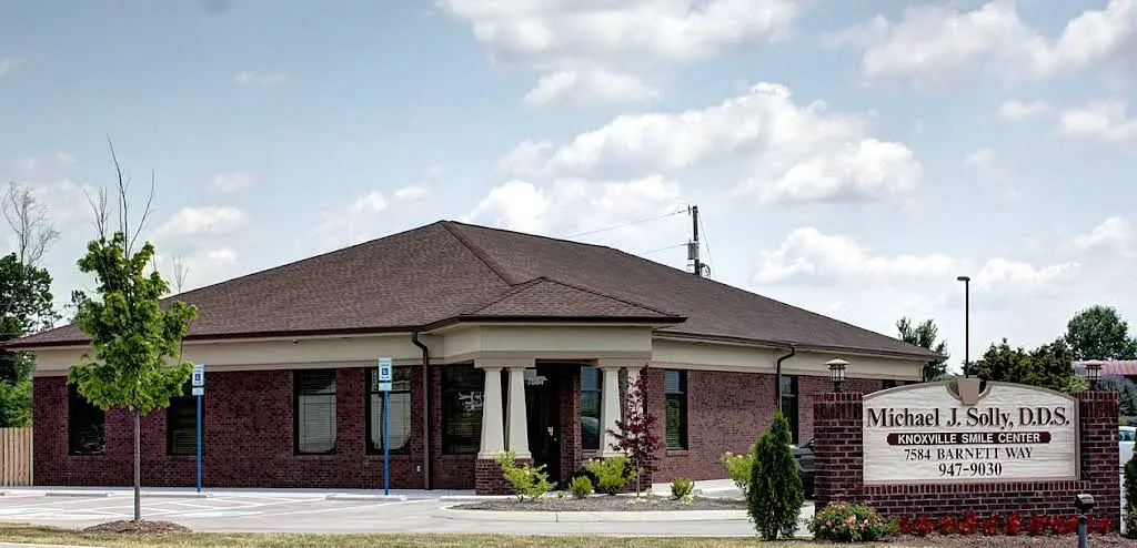 Knoxville Smile Center - Michael J Solly, DDS - Professional dental clinic exterior with modern facilities
