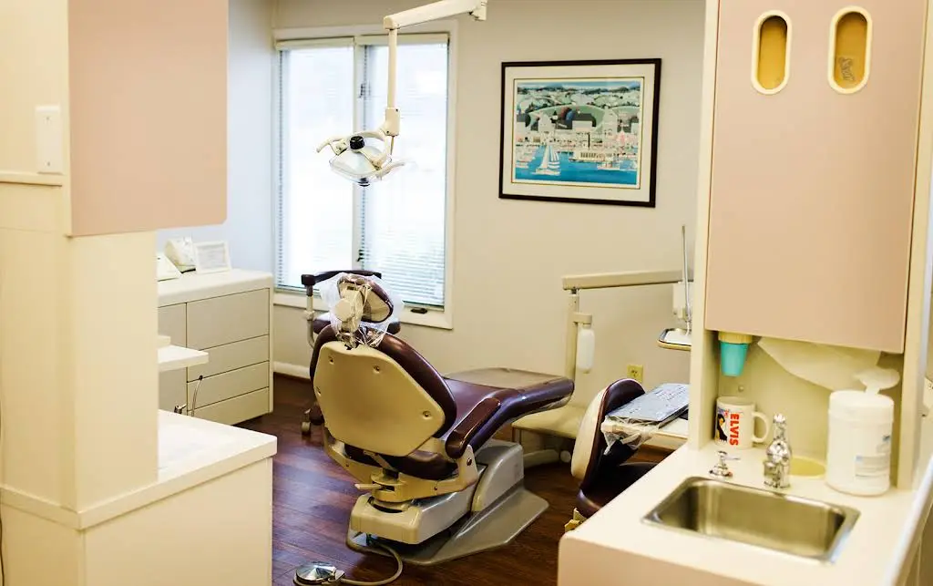 Henritze Dental Group - Professional dental clinic exterior with modern facilities
