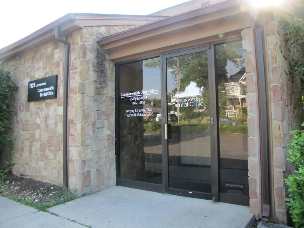 Commonwealth Dental Clinic - Professional dental clinic exterior with modern facilities