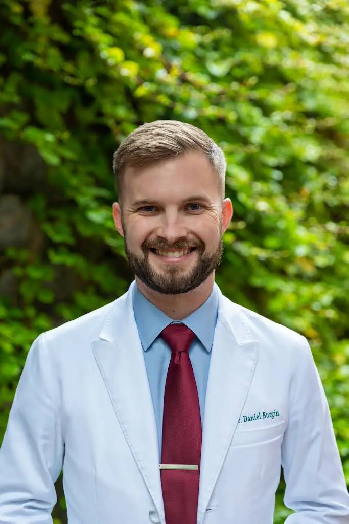 Knoxville Prosthodontics- Daniel J. Burgin, DMD - Professional dental clinic exterior with modern facilities