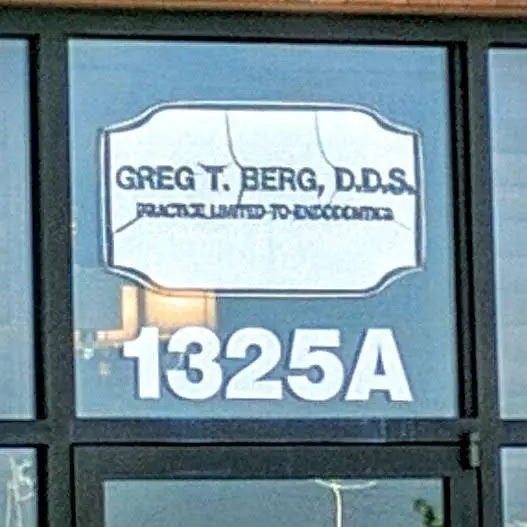 Berg Endodontics - Professional dental clinic exterior with modern facilities