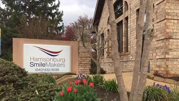 Harrisonburg SmileMakers - Professional dental clinic exterior with modern facilities