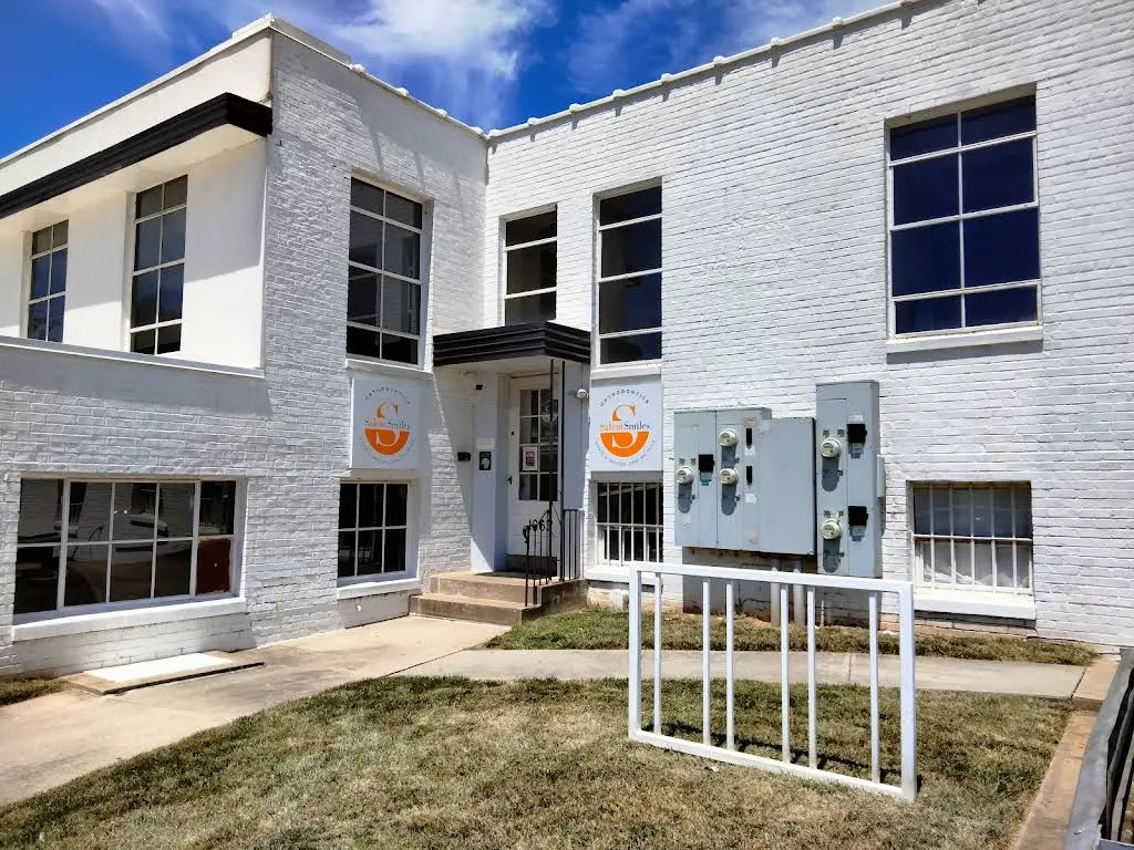 Salem Smiles Orthodontics - Professional dental clinic exterior with modern facilities