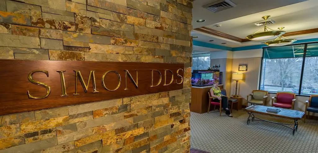 Dr. Lee J. Simon, DDS - Professional dental clinic exterior with modern facilities