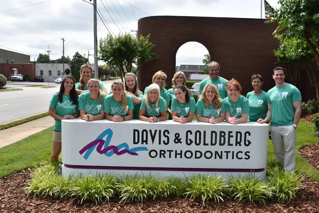 Davis & Goldberg Orthodontics - Professional dental clinic exterior with modern facilities
