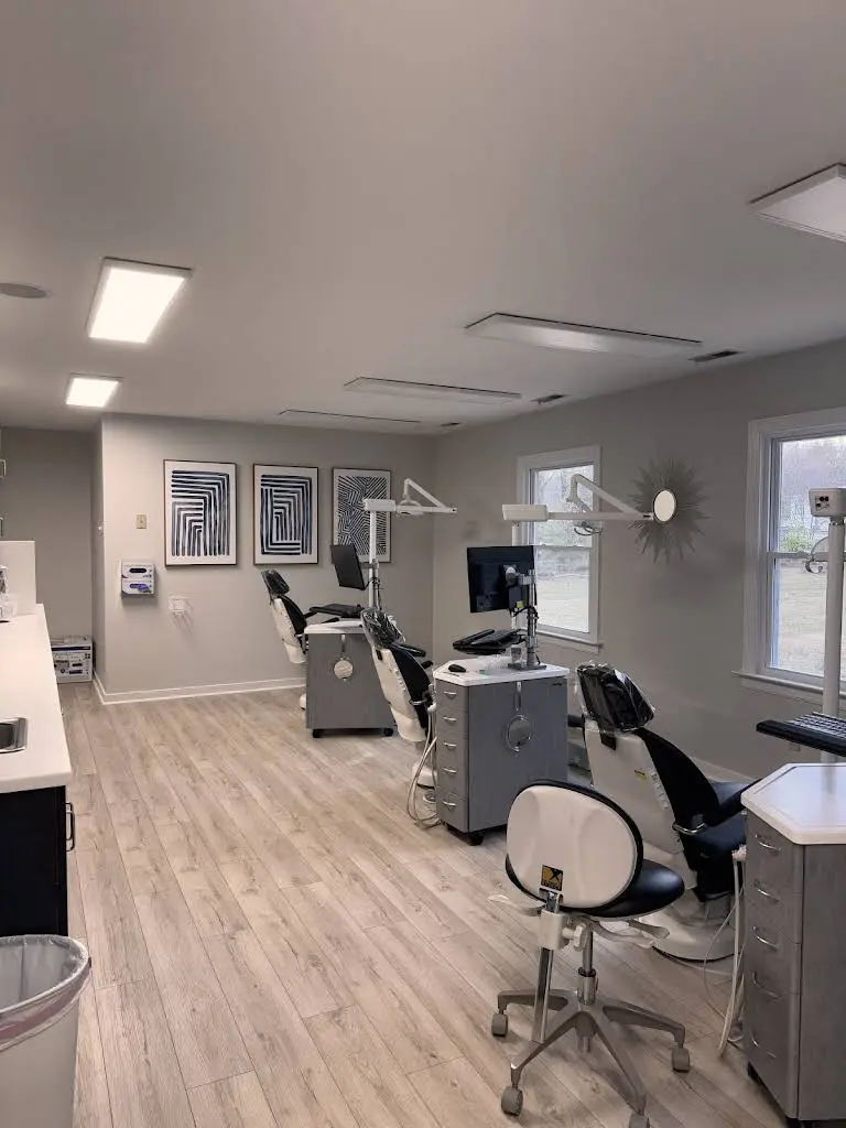 Commonwealth Orthodontics - Ashland - Professional dental clinic exterior with modern facilities