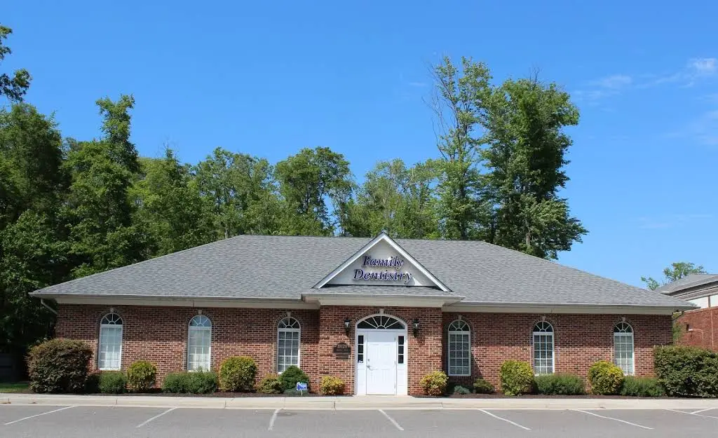 Haselman & Hunt, DDS, PC - Professional dental clinic exterior with modern facilities