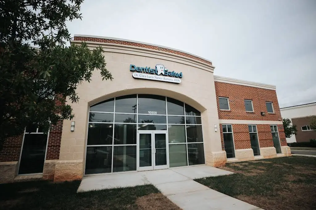 Dentist Salud - Professional dental clinic exterior with modern facilities