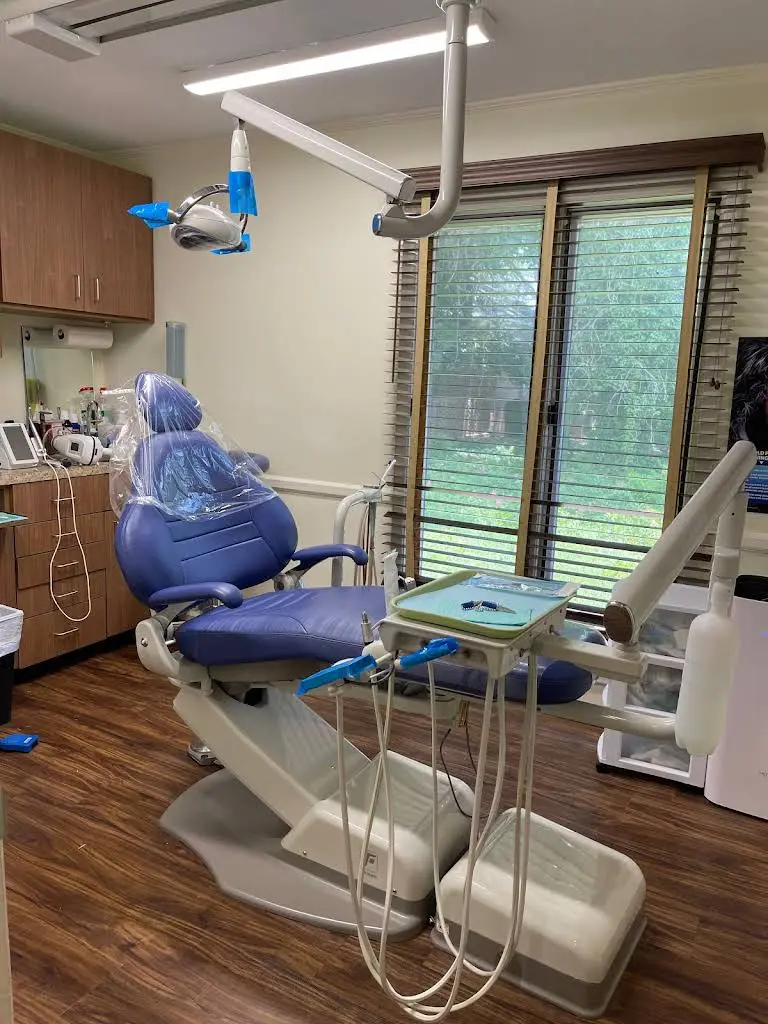 Apex Dental - Professional dental clinic exterior with modern facilities
