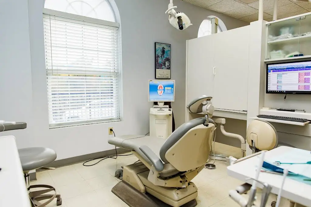 Henritze Dental Group - Professional dental clinic exterior with modern facilities