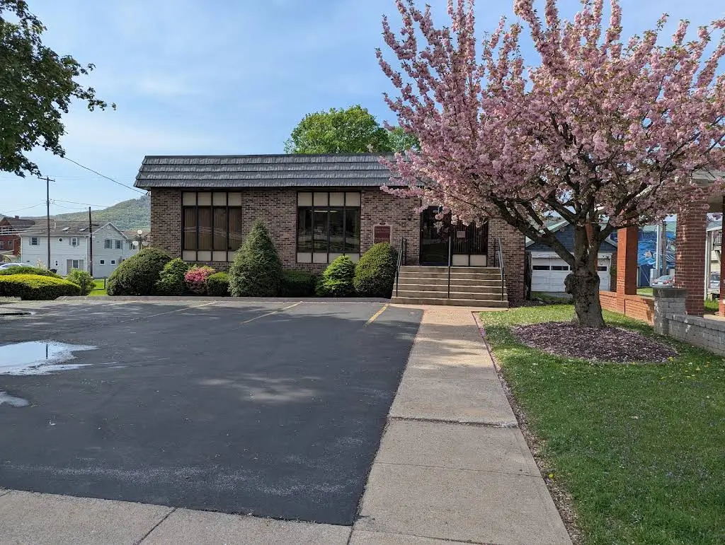 Linn Orthodontics - Professional dental clinic exterior with modern facilities