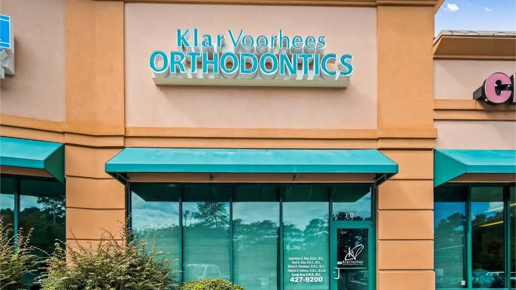 Klar Holmes & Associates Orthodontics - Professional dental clinic exterior with modern facilities
