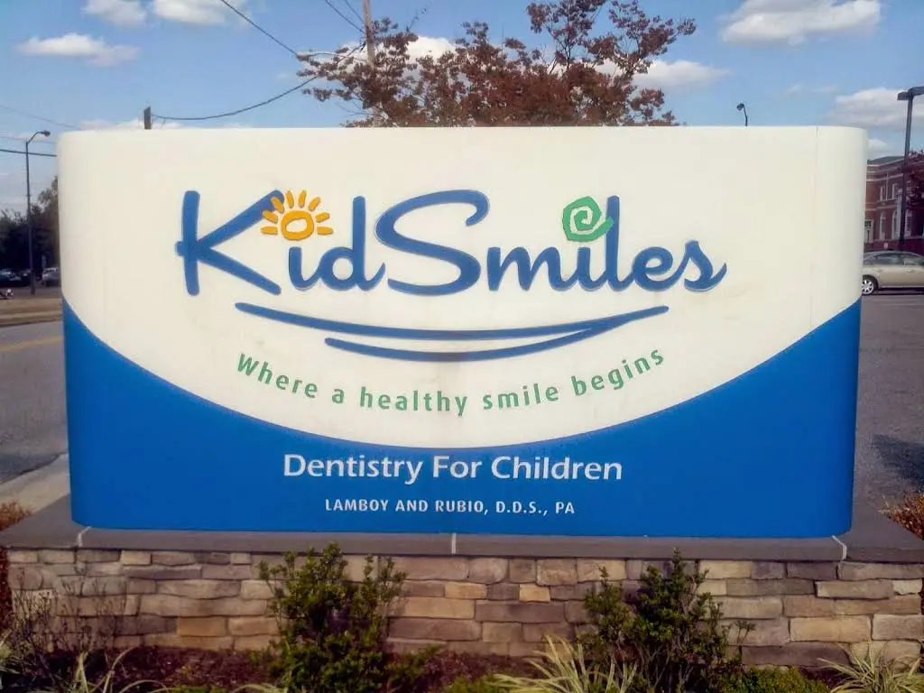Kid Smiles - Professional dental clinic exterior with modern facilities