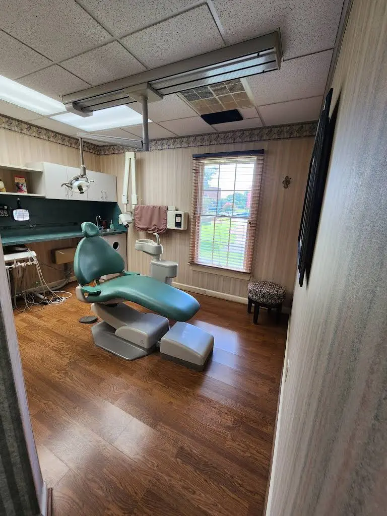 Smith Family and Cosmetic Dentistry - Professional dental clinic exterior with modern facilities