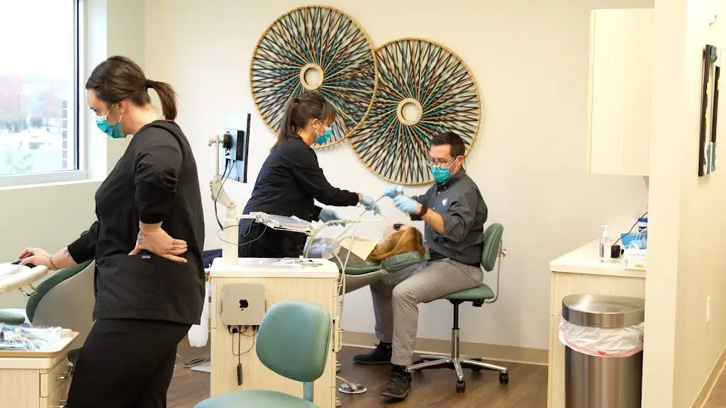 Klar Holmes & Associates Orthodontics - Professional dental clinic exterior with modern facilities