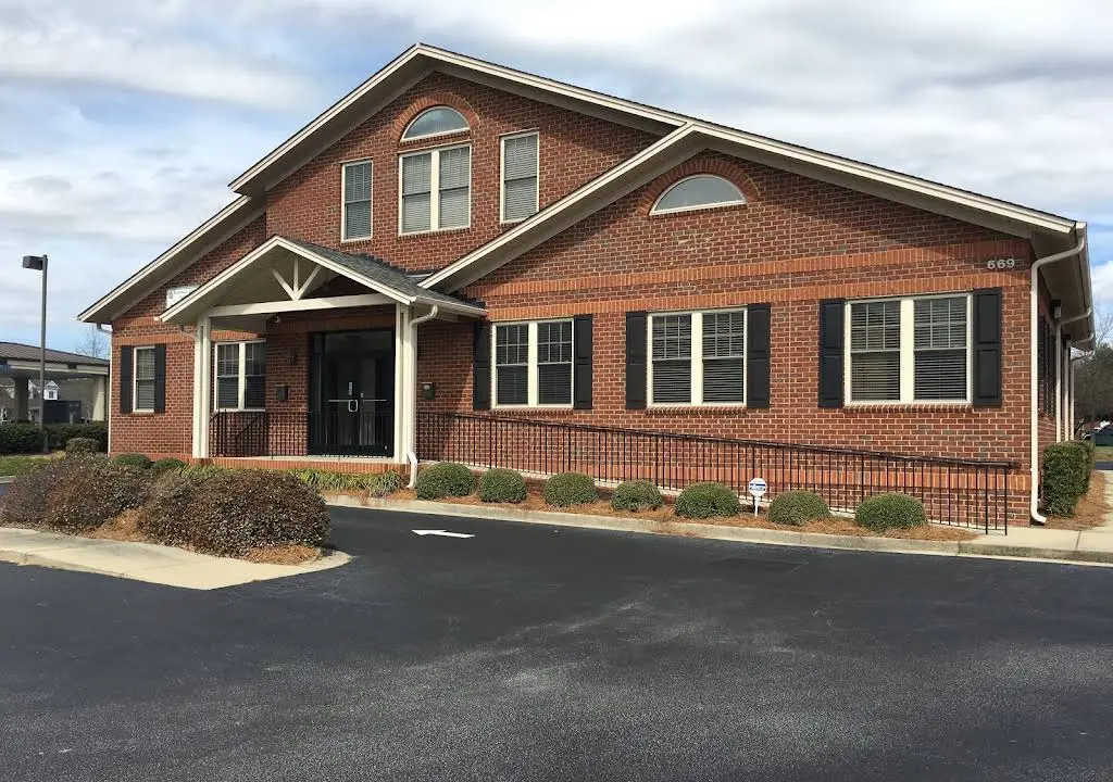 Epps Orthodontics - Professional dental clinic exterior with modern facilities