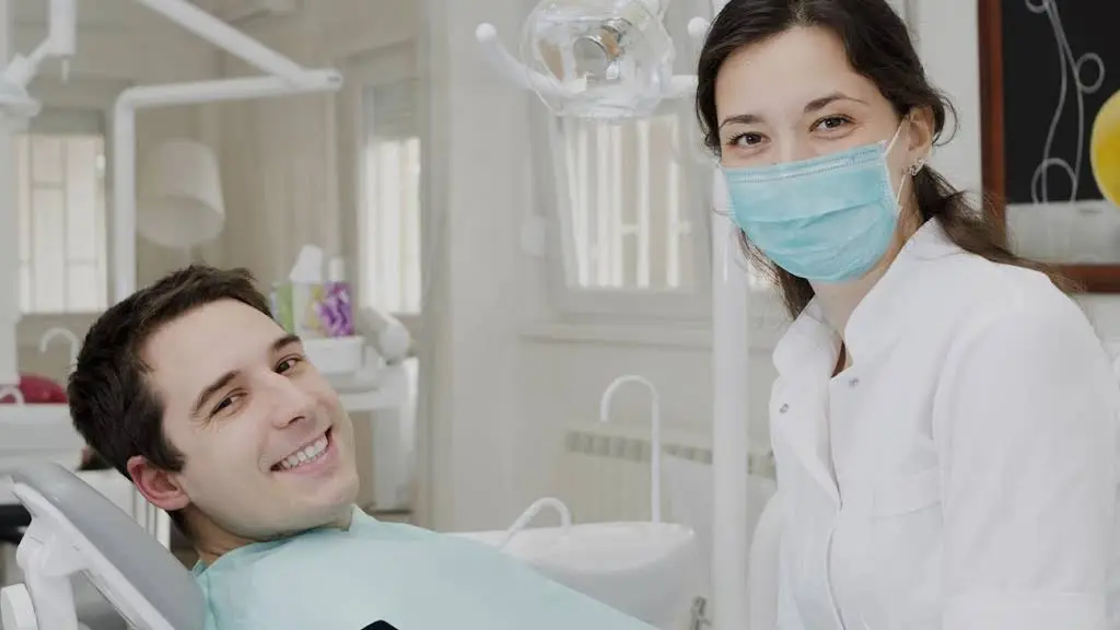 Albandar Dental - Professional dental clinic exterior with modern facilities