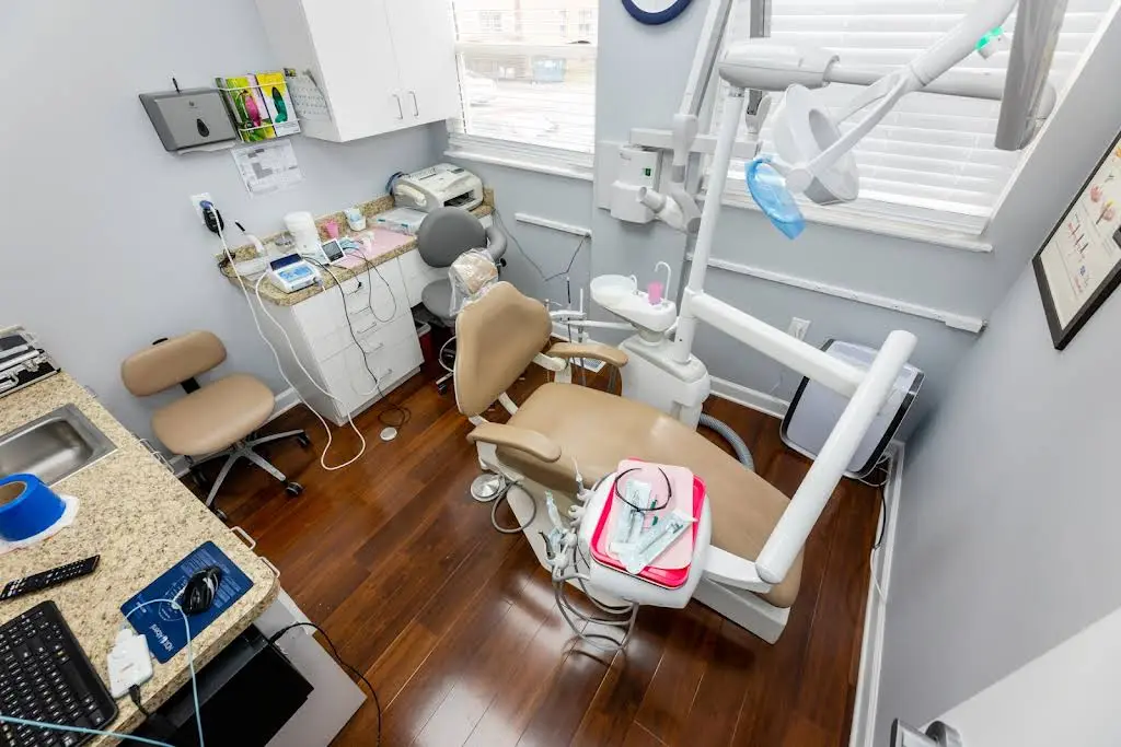 Edgar Alb, D.M.D., P.A. - Professional dental clinic exterior with modern facilities