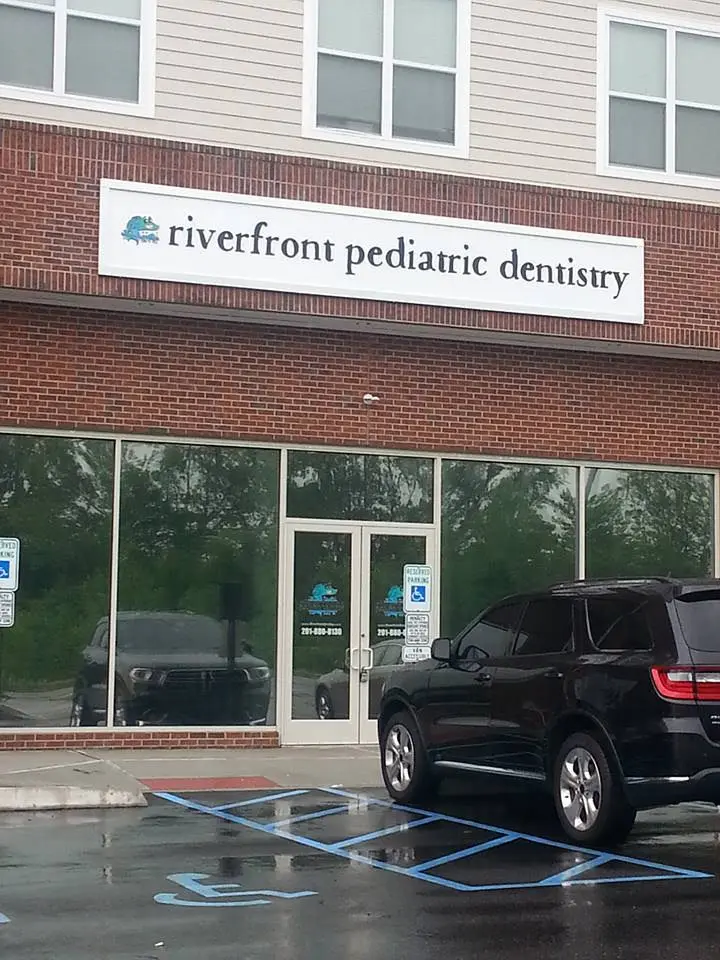Riverfront Pediatric Dentistry - Eyal Simchi DMD - Professional dental clinic exterior with modern facilities