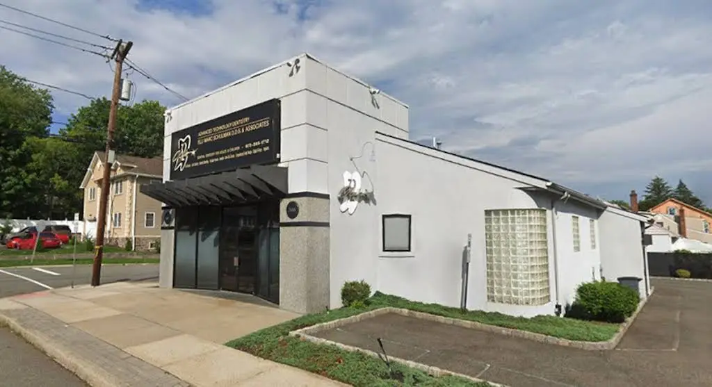 Club 32 Advanced Technology Dentistry - Professional dental clinic exterior with modern facilities