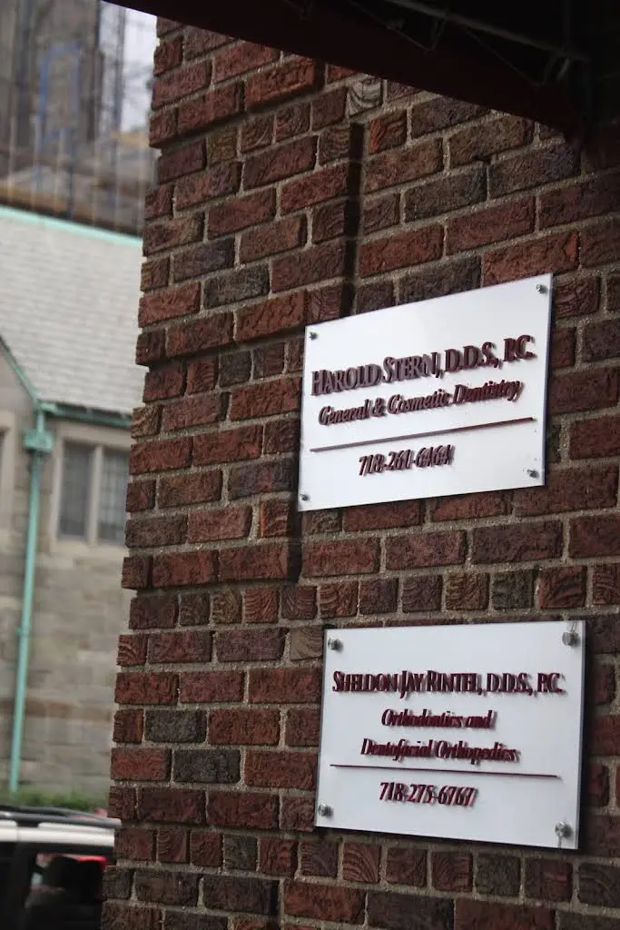 Harold Stern, DDS, PC - Professional dental clinic exterior with modern facilities