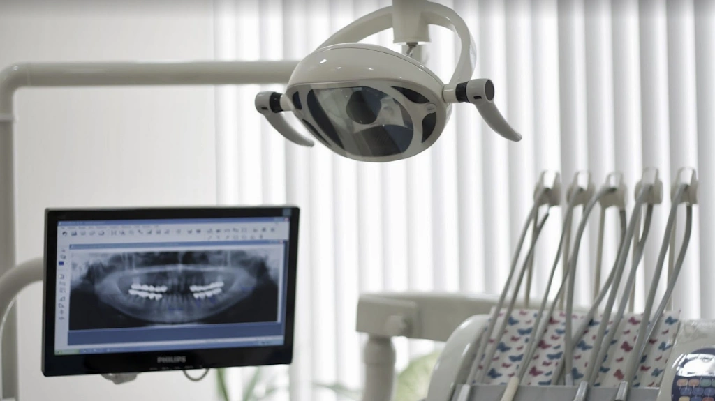 Noam Kranz, DMD - Professional dental clinic exterior with modern facilities