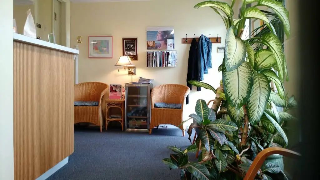 Mark JH Hannah DDS - Professional dental clinic exterior with modern facilities
