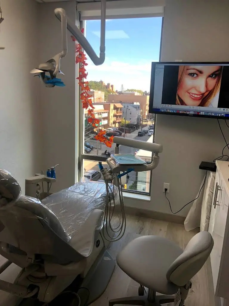 Hu Lin Orthodontics & Invisalign Center/胡林牙齿矫正及隐适美中心