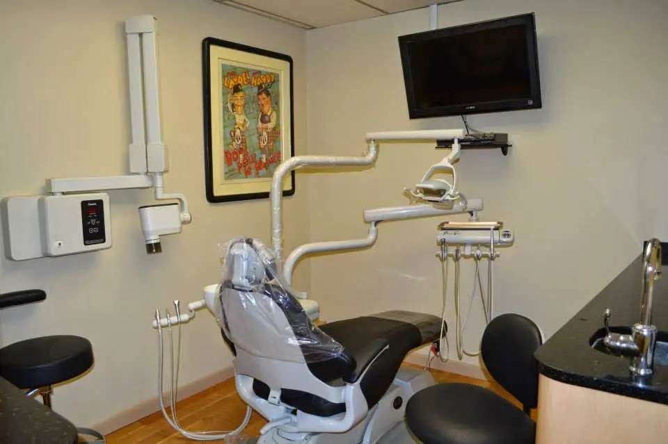 Long Island Dental Associates - Dr. Michael Tennenbaum, DMD - Professional dental clinic exterior with modern facilities