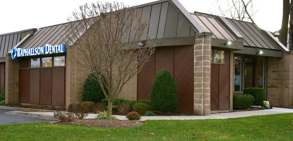 Raphaelson Dental Associates - Professional dental clinic exterior with modern facilities