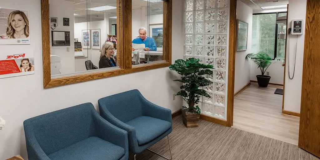 Howard Levitt, DDS - Professional dental clinic exterior with modern facilities