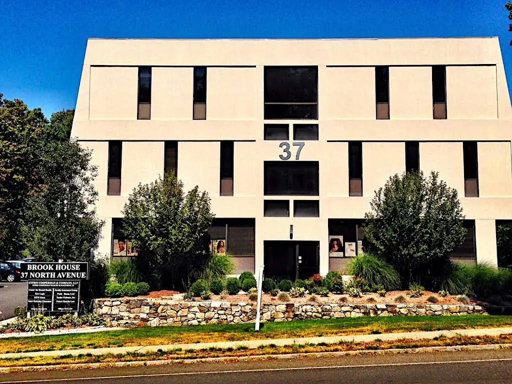 Norwalk Dental Associates - Professional dental clinic exterior with modern facilities
