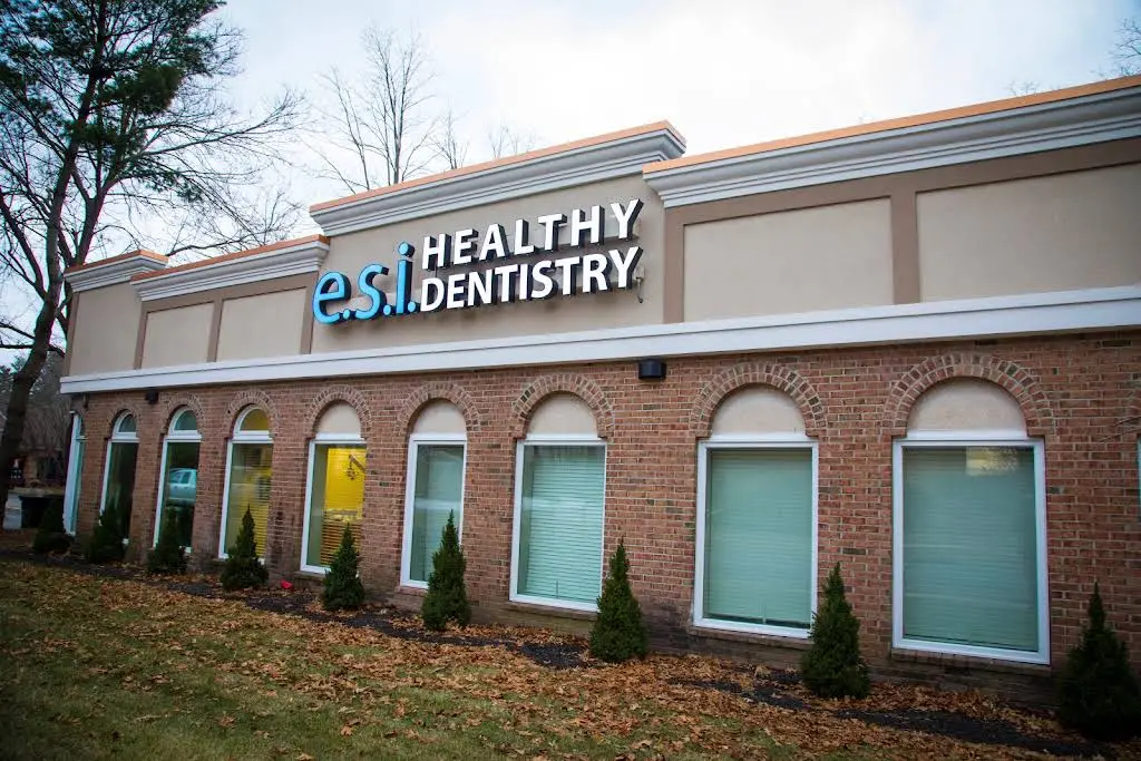 e.s.i. Healthy Dentistry - Professional dental clinic exterior with modern facilities