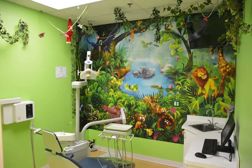 Straight Smiles Orthodontics - Professional dental clinic exterior with modern facilities