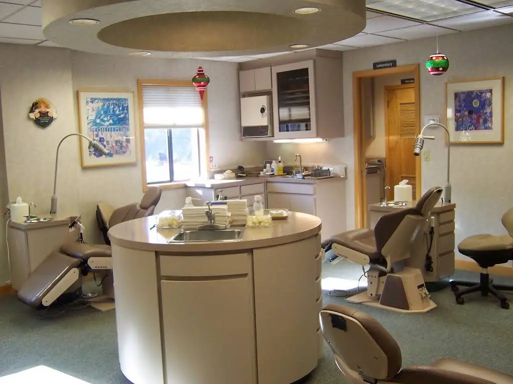 Richard C. Kardovich, DDS, PC - Professional dental clinic exterior with modern facilities